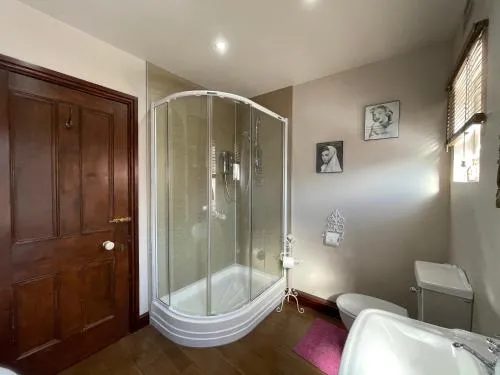 Overdale Guesthouse and Free Parking photo 33