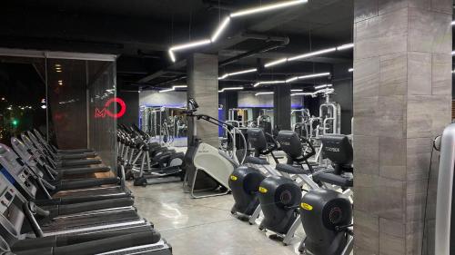 a gym with rows of tread machines and a red arrow at Comfort Inn Córdoba in Córdoba