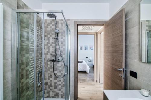 y baño con ducha y lavamanos. en Silvia Ossuccio House - The House Of Travelers, en Ossuccio