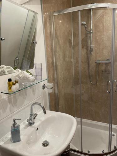Overdale Guesthouse and Free Parking photo 88