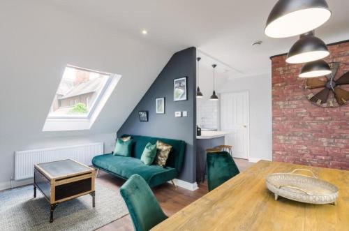 a living room with a green couch and a table at Time is now! Beautiful Apartment in York in York