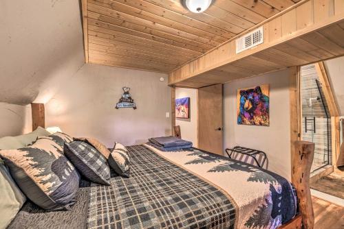 Ένα ή περισσότερα κρεβάτια σε δωμάτιο στο Ruidoso A-Frame Cabin about 1 Mi to Grindstone Lake!