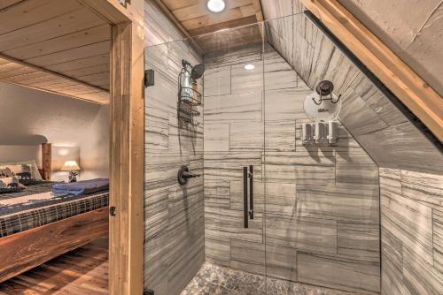 Ένα μπάνιο στο Ruidoso A-Frame Cabin about 1 Mi to Grindstone Lake!