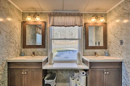 Ett badrum på Serene Saxton Lodge 7 Mi to Lake Raystown!