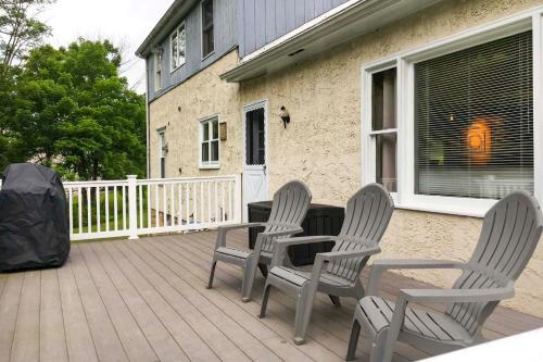 Μπαλκόνι ή βεράντα στο Serene Saxton Lodge 7 Mi to Lake Raystown!
