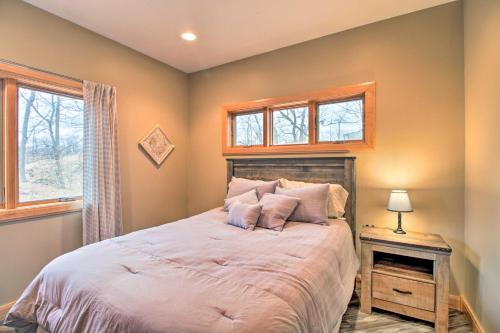 Katil atau katil-katil dalam bilik di Dock, Hot Tub and Game Room Luxe Lake Latoka Home