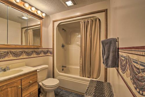 Phòng tắm tại Vivid Cedar Ridge Cabin about 23 Miles to Wichita!
