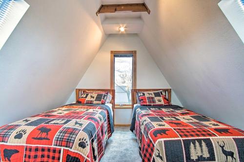 Postel nebo postele na pokoji v ubytování Vivid Cedar Ridge Cabin about 23 Miles to Wichita!