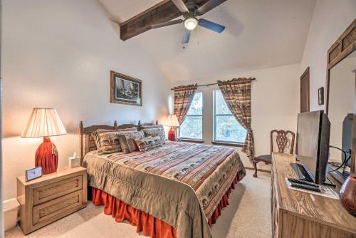 Giường trong phòng chung tại Ruidoso Condo with Private Hot Tub about 1 Mi to Dtwn!