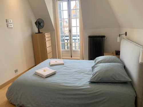 ドーヴィルにあるCMG - Magnifique maison de ville - Deauville - 350m plageのベッドルーム1室(ベッド1台、タオル2枚付)