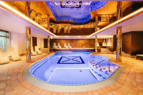 a large swimming pool in a large room at Hotel Bergjuwel in Neustift im Stubaital