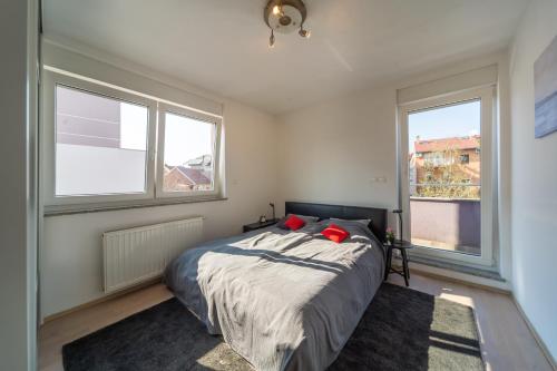 Posteľ alebo postele v izbe v ubytovaní SUPER PetrovA Apartment