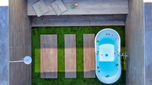 an overhead view of a bath tub on the grass at Club Maspalomas Suites & Spa - Adults Only in Maspalomas