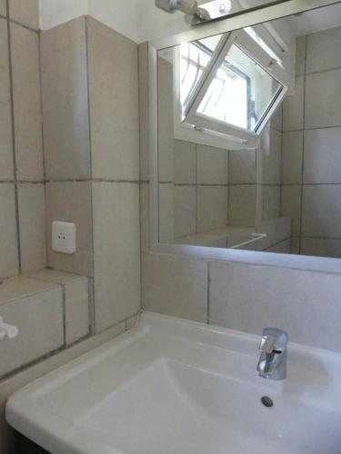 a bathroom with a tub and a window and a sink at Rez de jardin au calme et proche mer in Mandelieu-la-Napoule