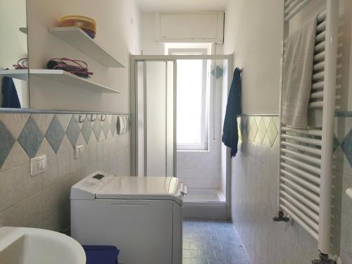 een badkamer met een toilet, een wastafel en een raam bij Michela Apartment Sea View in Levanto