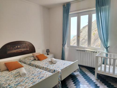 een slaapkamer met 2 bedden en een raam bij Michela Apartment Sea View in Levanto