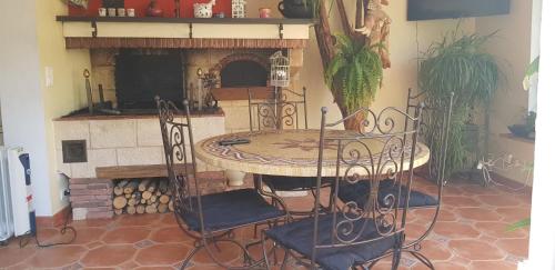 - une table et des chaises dans une pièce dotée d'une cheminée dans l'établissement HOME SWEET HOME, à Pont-Sainte-Maxence
