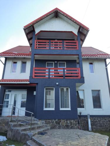 Bangunan di mana terletaknya rumah tamu ini