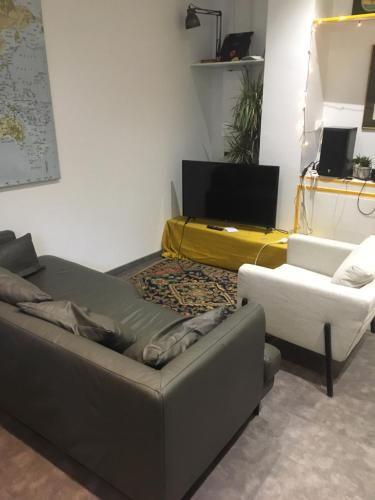 un salon avec un canapé et une chaise dans l'établissement Grand T3 Montpellier Comedie Gare Saint Roch, à Montpellier