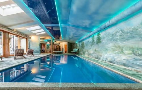 Bazén v ubytování Wellness Cottage CEDER nebo v jeho okolí
