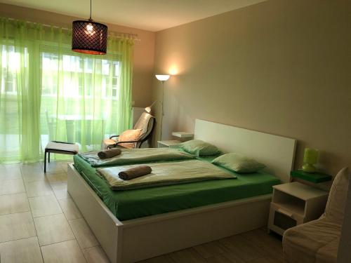 Postel nebo postele na pokoji v ubytování Velence Spa Apartman
