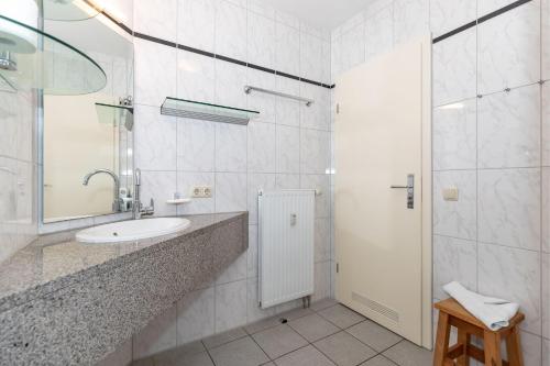 キュールングスボルンにあるHaus-Ostseewelle-Wohnung-19-413の白いバスルーム(シンク、シャワー付)