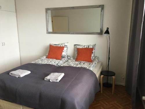 ein Schlafzimmer mit einem Bett mit zwei Handtüchern darauf in der Unterkunft StarHomes 2 BR City Apartment in Kemi