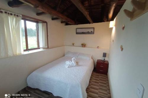 Säng eller sängar i ett rum på Mirador Valle del Tomine - Cabaña vista al embalse
