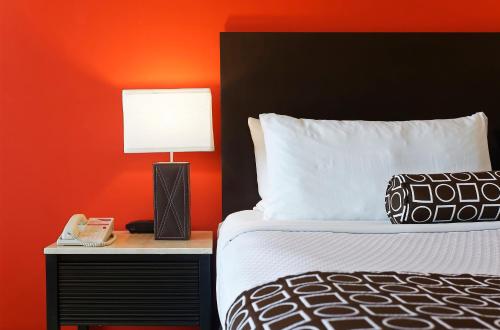 a bedroom with a bed and a lamp on a night stand at Crowne Plaza Villahermosa by IHG in Villahermosa