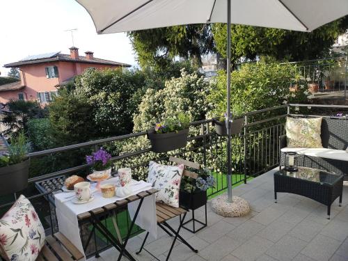 a patio with a table and an umbrella at Affittacamere CASA DOLCE CASA SAN DANIELE in San Daniele del Friuli