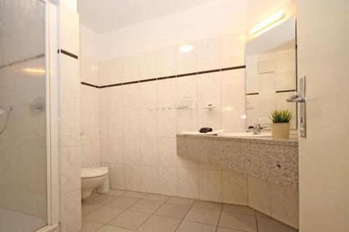 キュールングスボルンにあるHaus-Ostseewelle-Wohnung-5-411のバスルーム(洗面台、トイレ付)
