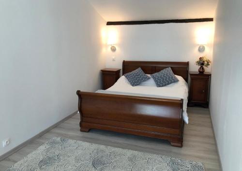 - une chambre avec un lit et 2 oreillers dans l'établissement Malepère, à La Bastide-de-Bousignac