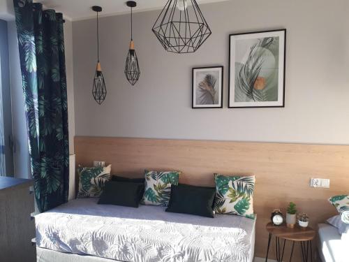 ein Schlafzimmer mit einem Bett mit Kissen darauf in der Unterkunft Sailor Apartament Nadmorski 30 in Ustronie Morskie