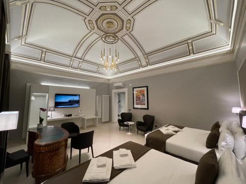pokój hotelowy z łóżkiem i salonem w obiekcie ETNEA STYLE CATANIA LUXURY ROOMS w Katanii