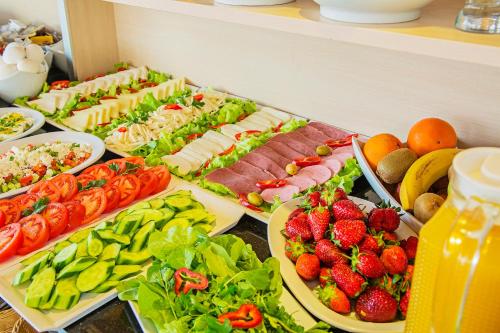 ein Buffet mit vielen verschiedenen Speisen in der Unterkunft Hotel Spectra Sultanahmet in Istanbul