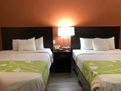 Econo Lodge Dothan Westにあるベッド