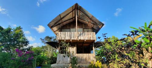 une cabane dans les arbres au milieu d'un jardin dans l'établissement La Muñequita Lodge 1 - culture & nature experience, à Palmar Norte