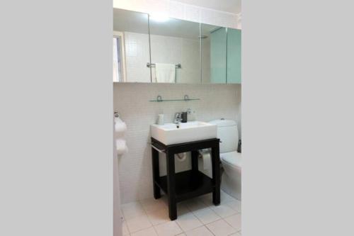 Kúpeľňa v ubytovaní Ground floor apt with rooftop and stunning view