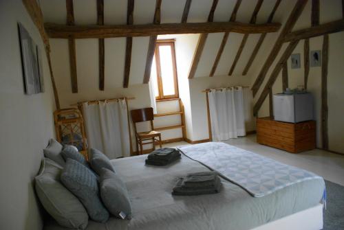 a bedroom with a large bed in a attic at Odiel & Gabrielle in Montchevrier