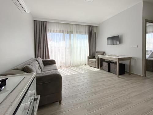 - un salon avec un canapé et une table dans l'établissement Azize Palas Apart Otel, à Izmir