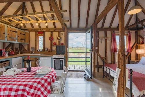 cocina y comedor con mesa en una habitación en The Granary by Bloom Stays, en Canterbury