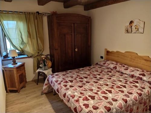 sypialnia z łóżkiem, stołem i oknem w obiekcie Il Sogno di Remí w mieście Brossasco