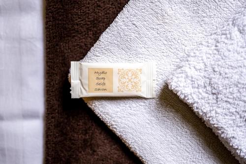 a white soap sitting on the side of a towel at Park UNESCO Residence in Łęknica