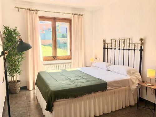 um quarto com uma cama e uma janela em Villa Begur - Sa Fontansa em Begur