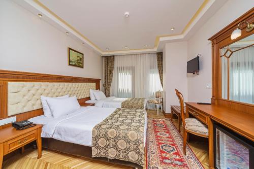 a hotel room with a bed and a desk at Hotel Spectra Sultanahmet in Istanbul