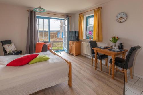 Μια τηλεόραση ή/και κέντρο ψυχαγωγίας στο Ferienwohnung #3 Am Neuensiener See - Seedorf