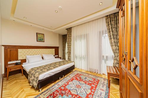 a bedroom with a large bed and a large window at Hotel Spectra Sultanahmet in Istanbul
