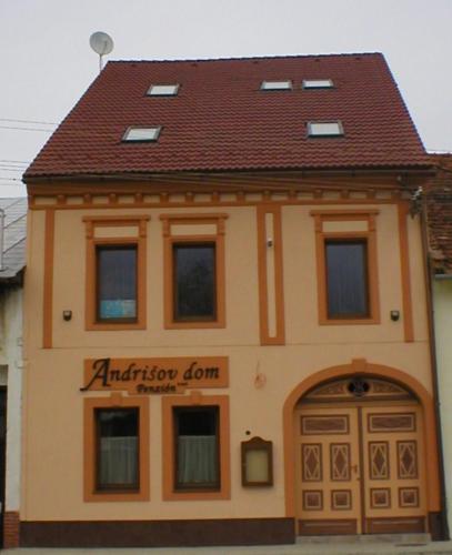 um edifício com um telhado castanho e uma porta em Andrišov dom penzion em Tvarožná