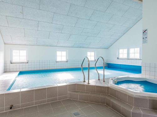 Hồ bơi trong/gần 14 person holiday home in Blåvand