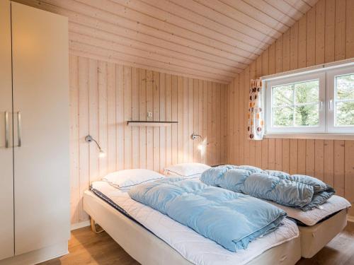 Giường trong phòng chung tại 14 person holiday home in Blåvand